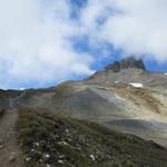 bei Punkt 2715 m.ü.M. verschwindet langsam das grün der Alpweiden. Grau ist nun die beherrschende Farbe