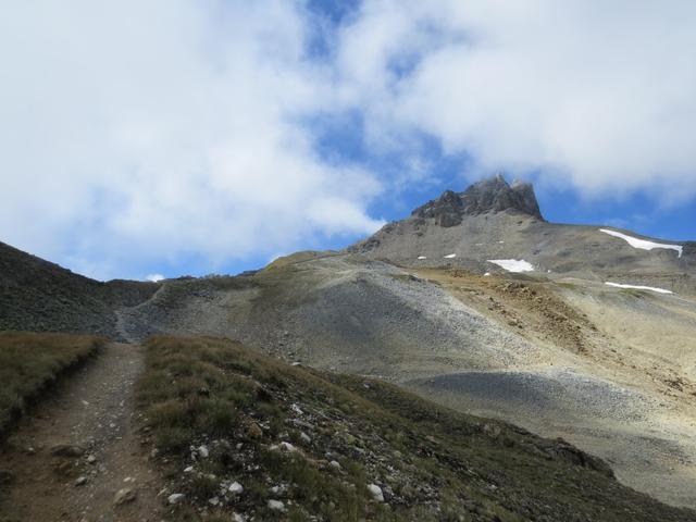 bei Punkt 2715 m.ü.M. verschwindet langsam das grün der Alpweiden. Grau ist nun die beherrschende Farbe