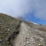 rechts an Punkt 2820 m.ü.M. vorbei geht es auf einem guten Bergweg weiter aufwärts