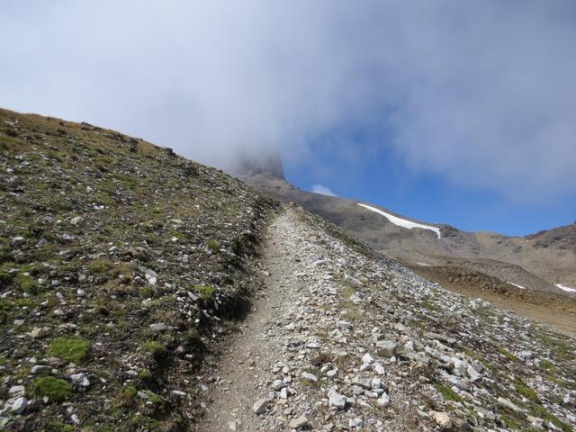 rechts an Punkt 2820 m.ü.M. vorbei geht es auf einem guten Bergweg weiter aufwärts