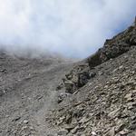 der Bergweg führt nun alles der Flanke des Becs de Bosson entlang