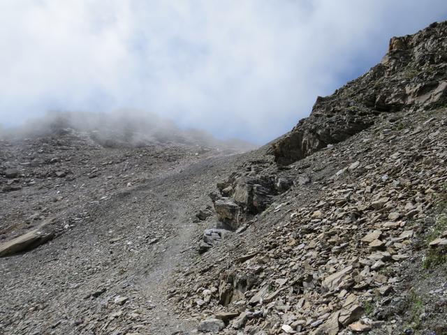 der Bergweg führt nun alles der Flanke des Becs de Bosson entlang