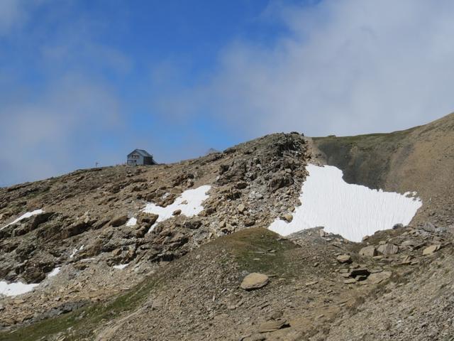 vor uns taucht am Horizont die Cabane des Becs de Bosson auf