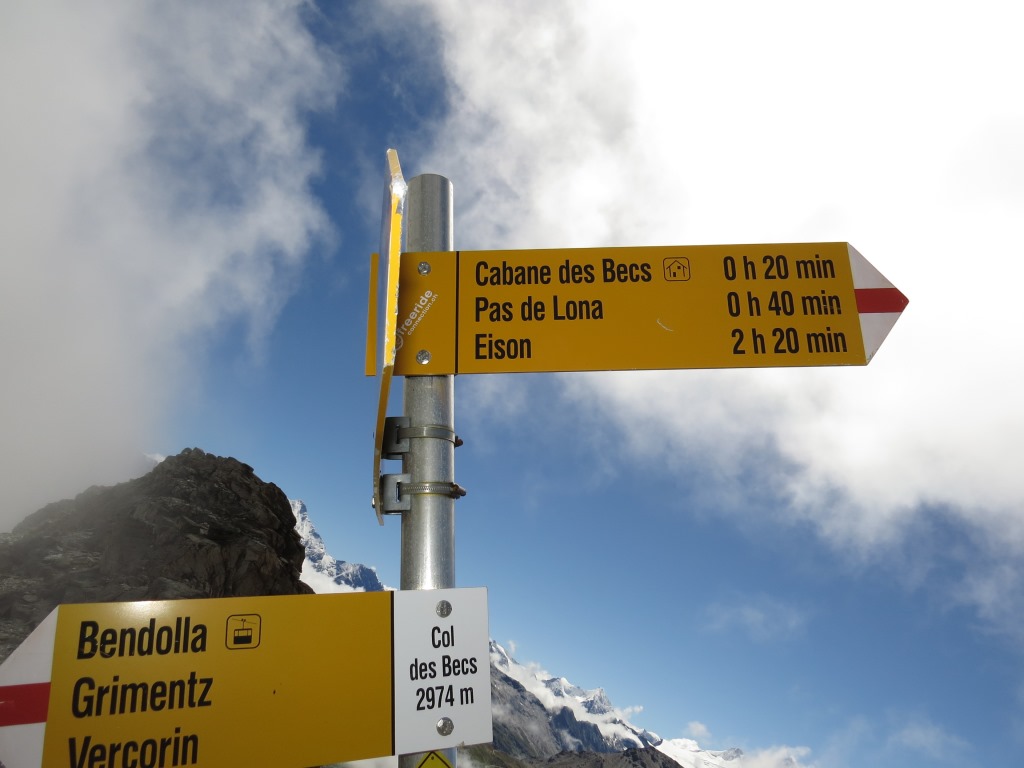 Wegweiser auf dem Col des Becs de Bosson 2974 m.ü.M.