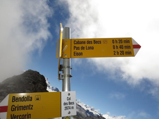 Wegweiser auf dem Col des Becs de Bosson 2974 m.ü.M.