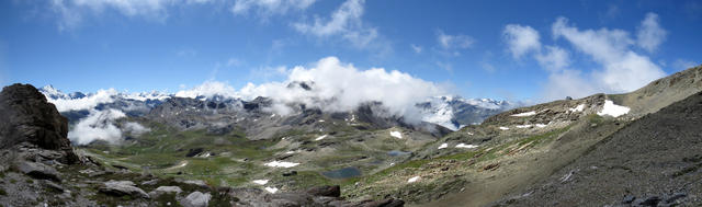 sehr schönes Breitbildfoto mit Blick auf das Lona-Becken mit seinen Seen