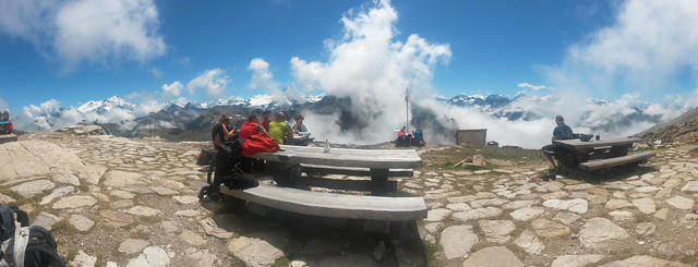 schönes Breitbildfoto von der Terrasse der Cabane aus aufgenommen