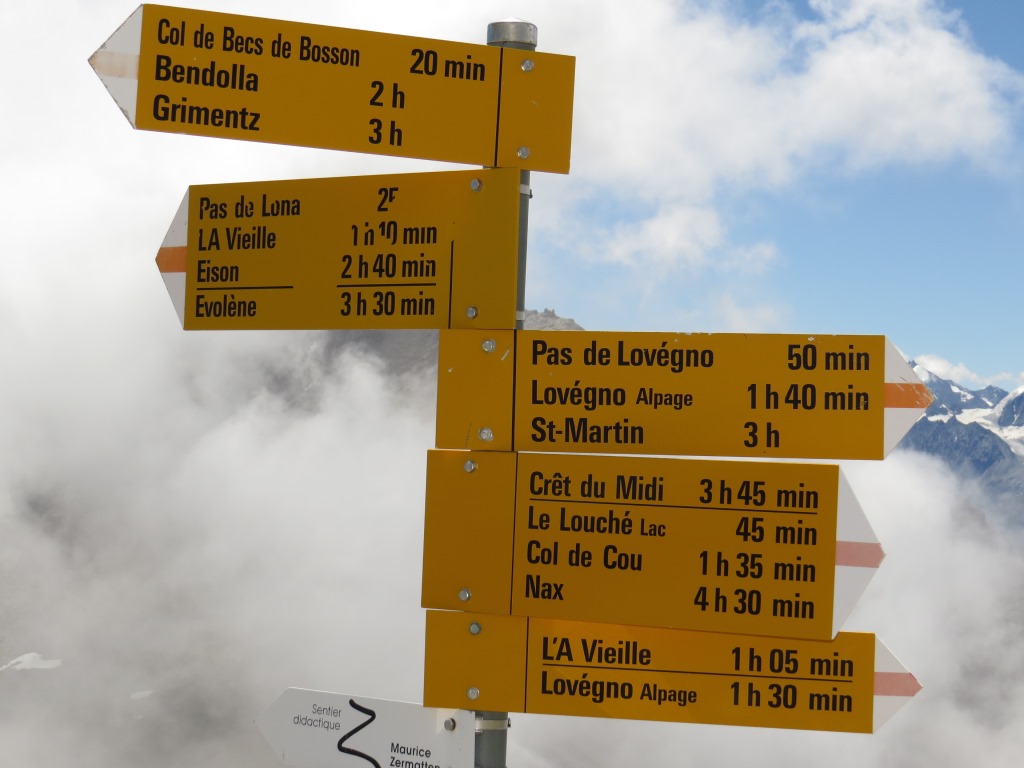 Wegweiser bei der Cabane des Becs de Bosson 2983 m.ü.M.