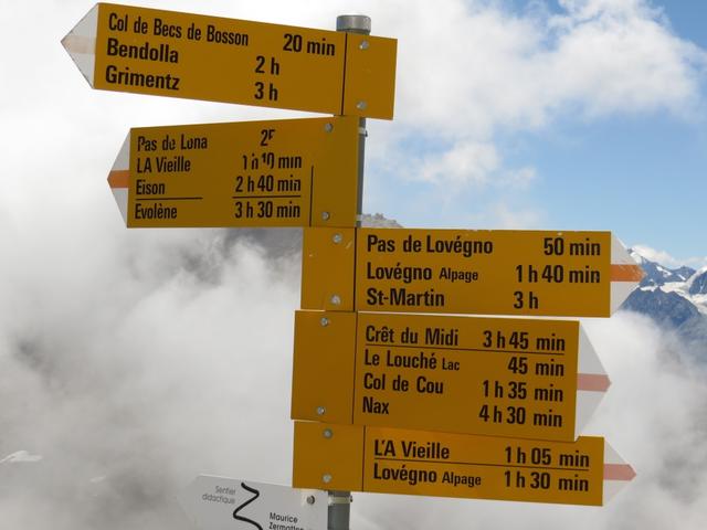 Wegweiser bei der Cabane des Becs de Bosson 2983 m.ü.M.