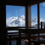 Blick vom neuen modernen Esssaal auf das Weisshorn