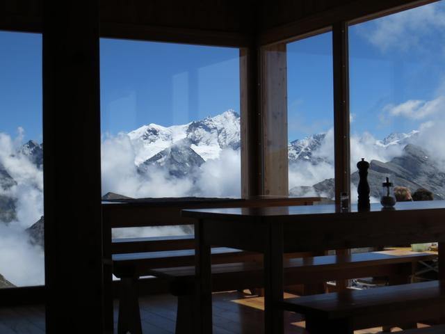 Blick vom neuen modernen Esssaal auf das Weisshorn