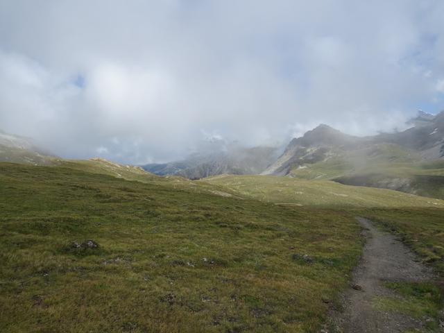 beim Pas de Lona biegen wir links ab und wandern nun über das Lona-Becken