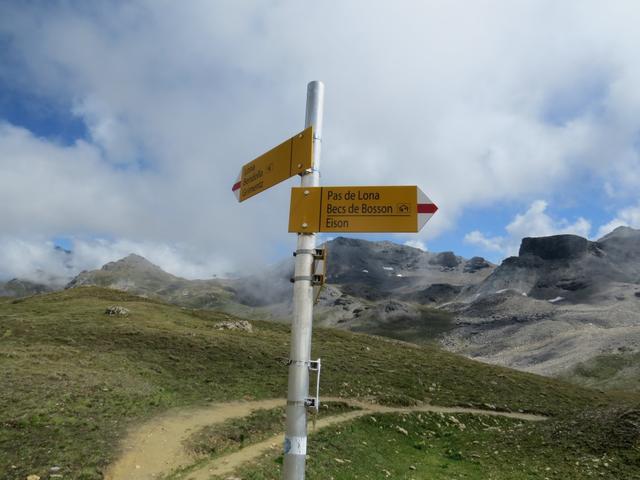 hier laufen wir weiter geradeaus. Der Weg nach rechts führt zum Lac de Lona