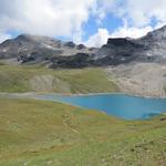 Blick hinunter zum blauen Lac de Lona