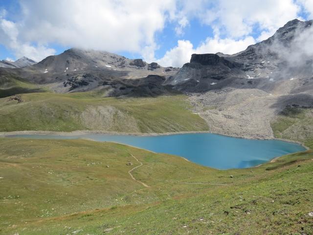 Blick hinunter zum blauen Lac de Lona