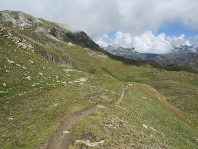 wir queren nun auf einem Höhenweg die Ostflanke der Pointe de Lona