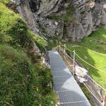 die steile Felswand wird mittels einer Eisenbrücke überwunden