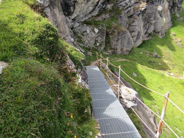 die steile Felswand wird mittels einer Eisenbrücke überwunden