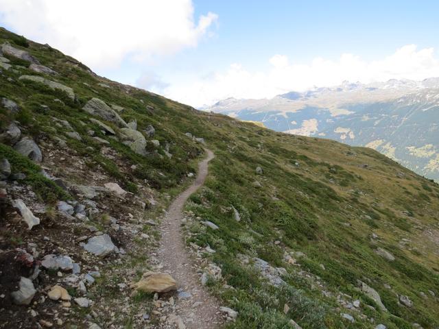 über einen nun einfachen Wanderweg geht es weiter