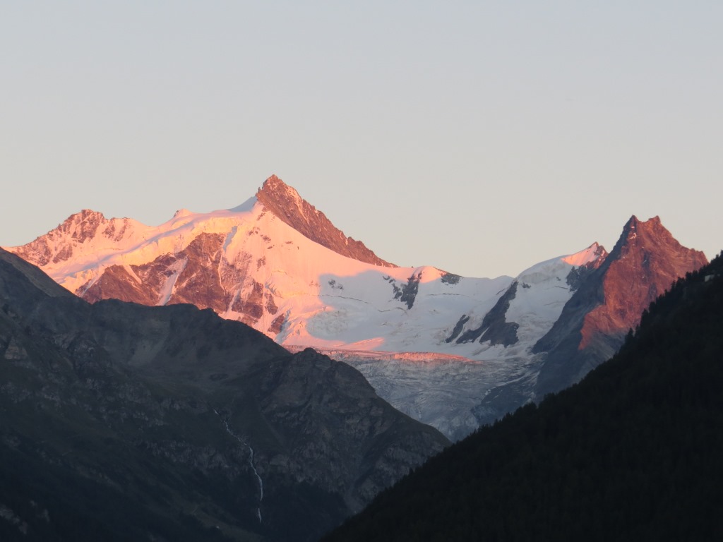 die untergehende Sonne taucht den Obergabelhorn in ein schönes rot ein