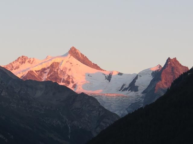 die untergehende Sonne taucht den Obergabelhorn in ein schönes rot ein