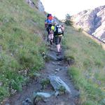 nach der Rechtskurve bei Punkt 2256 m.ü.M. quert der Wanderweg derselbe Hang wie vorher