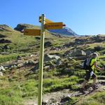 bei der Weggabelung Punkt 2477 m.ü.M. Rechts geht es zum Roc de la Vache