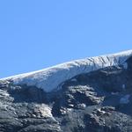 Blick zum Turtmanngletscher das sich bei der Gratkante hinauswölbt