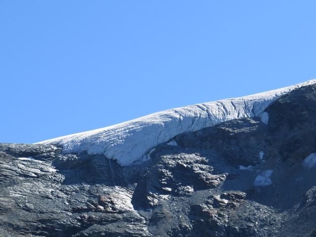 Blick zum Turtmanngletscher das sich bei der Gratkante hinauswölbt