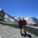 Erinnerungsfoto auf der Terrasse der Cabane de Tracuit