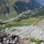 Tiefblick ins Val Zinal und Zinal: Aufgenommen bei der Steilstufe Punkt 2477 m.ü.M.