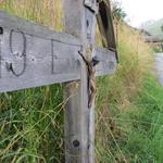 wir laufen an einem schönen Holzkreuz vorbei