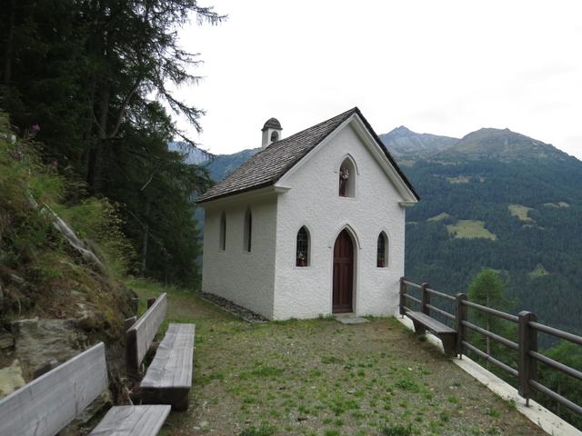 wir verlassen die kleine Kapelle St. Anton und laufen weiter Richtung Ergisch