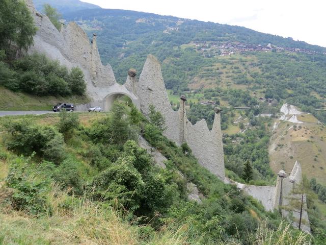 die 10 bis 15 Meter hohen Erdkegel, von denen die meisten durch einen zuoberst thronenden Felsen geschützt werden...