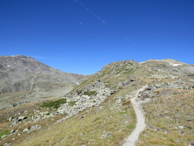 über Punkt 2798 m.ü.M. gelangen wir auf den Grat...