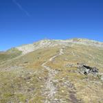 ...wandern wir mit einer wunderschönen Aussicht weiter alles am breiten Grat entlang Richtung March