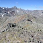 über den breiten Grat verlassen wir den Augstbordhorn und laufen zur Weggabelung 2971 m.ü.M.