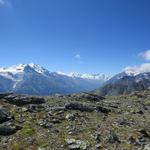 schönes Breitbildfoto mit Blick ins Mattertal und auf die umliegenden Bergriesen