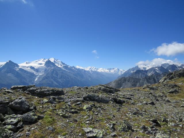 schönes Breitbildfoto mit Blick ins Mattertal und auf die umliegenden Bergriesen