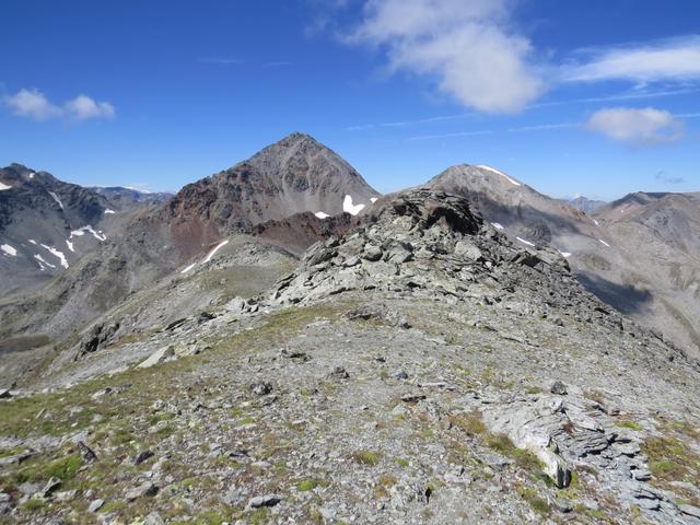 schönes Breitbildfoto mit Blick links zum Schwarzhorn und rechts zum Dreizehntenhorn