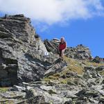 der Bergweg führt nun leicht abwärts Richtung Ginalspass