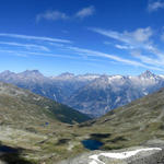 sehr schönes Breitbildfoto. Der Tiefblick ins Ginalstal mit seinen tiefblauen Bergseen ist sehr eindrücklich