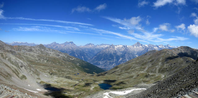 sehr schönes Breitbildfoto. Der Tiefblick ins Ginalstal mit seinen tiefblauen Bergseen ist sehr eindrücklich