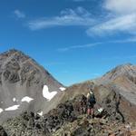 schönes Breitbildfoto mit Blick links zum Schwarzhorn und rechts zum Dreizehntenhorn