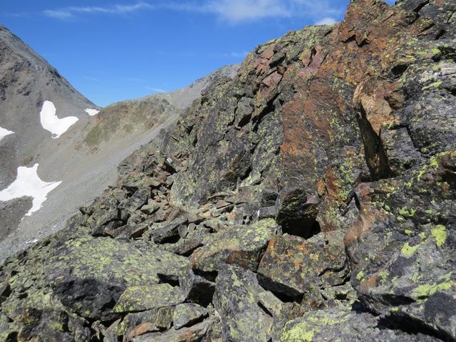 zwischendurch biegt der "Bergweg" auf die nördliche Seite vom Grat