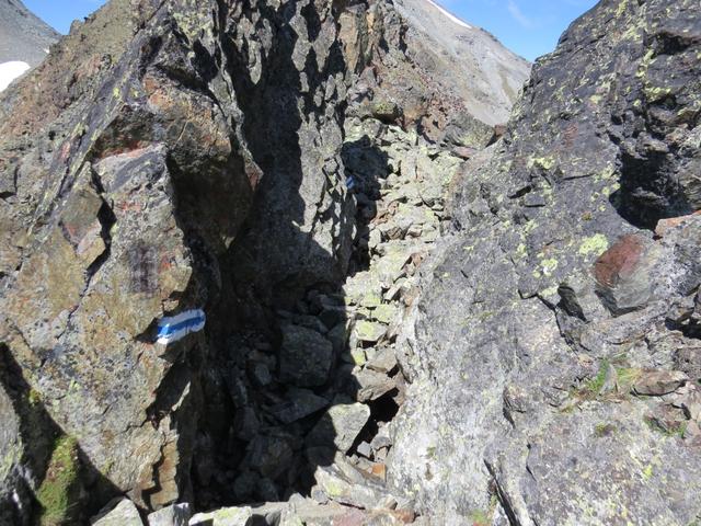 trotz dieser alpinen Umgebung findet der Bergweg immer wieder geschickt Durchschlüpfe