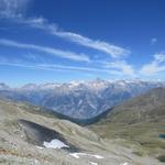 eindrückliches Breitbildfoto mit Blick von der Einsattelung, ins Ginalstal mit seinen tiefblauen Bergseen