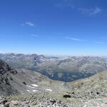 schönes Breitbildfoto mit Blick ins Turtmanntal. Am Horizont ist der Mont Blanc zu erkennen