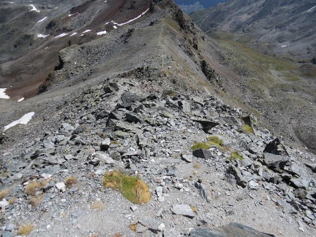 wir verlassen den Gipfel vom Dreizehntenhorn und laufen zurück zur Einsattelung bei Punkt 2941 m.ü.M.