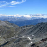 sehr schönes Breitbildfoto vom ganzen Wegverlauf. Links der Grat, danach March, Augstbordhorn und Augstbordgrat